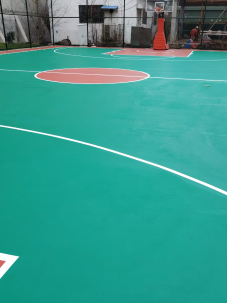汉阳 球场长期使用易出现地面开裂